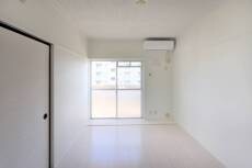 物件内観写真4　(居室・リビング)