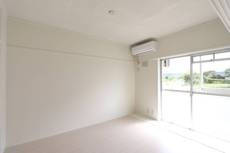 物件内観写真4　(居室・リビング)