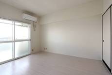 物件内観写真4　(居室・リビング)