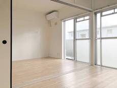 物件内観写真4　(居室・リビング)