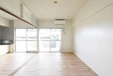 物件内観写真4　(居室・リビング)