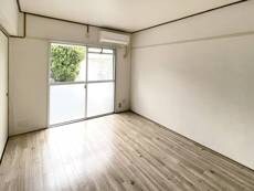 物件内観写真4　(居室・リビング)