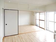 物件内観写真4　(居室・リビング)