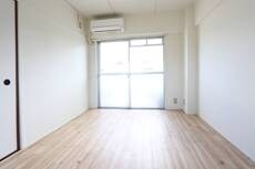 物件内観写真4　(居室・リビング)