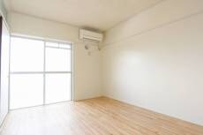 物件内観写真4　(居室・リビング)