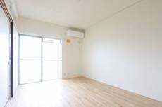 物件内観写真4　(居室・リビング)