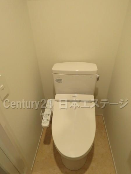 物件内観写真10　(温水洗浄便座、収納完備です)