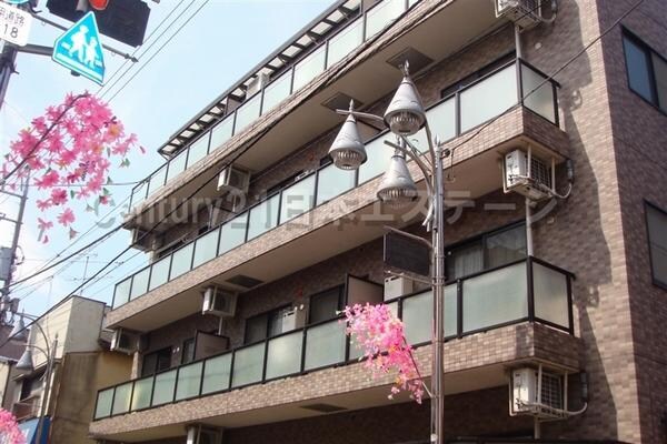 物件外観写真1　(商店街に面した生活便利なお部屋です)