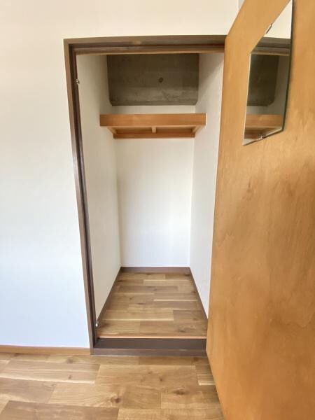 物件内観写真11　(洋室にある収納です。)