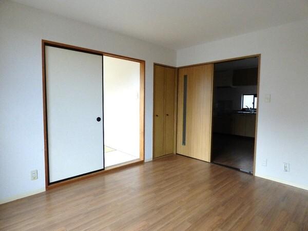 物件内観写真3　(明るい日が差し込みます！)