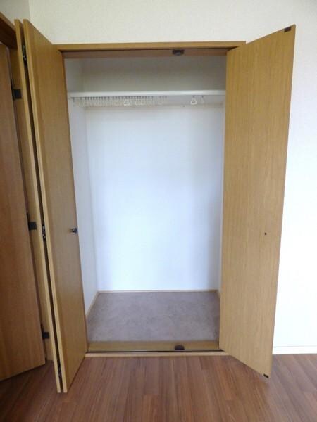 物件内観写真4　(広々収納でコートも楽々かけられます)