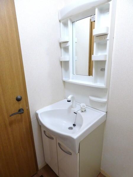 物件内観写真6　(足場が濡れない独立洗面台です！)