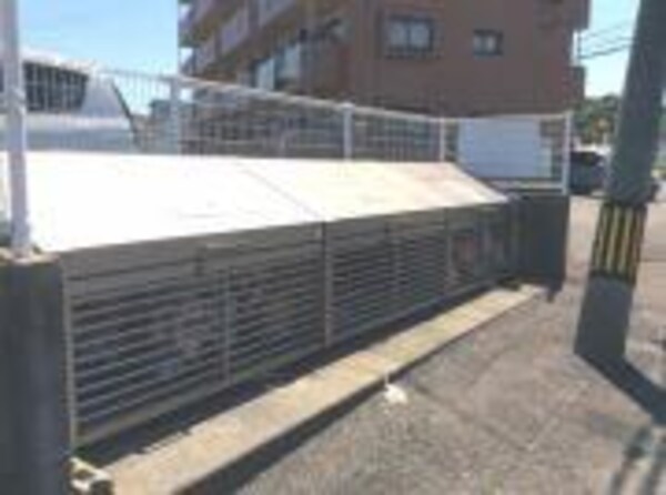 エントランス(ゴミ置き場)
