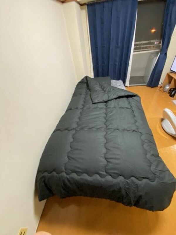 リビング(シングルベッド・寝具完備)