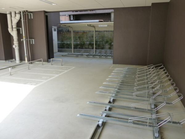 駐車場(屋根付き駐輪場)