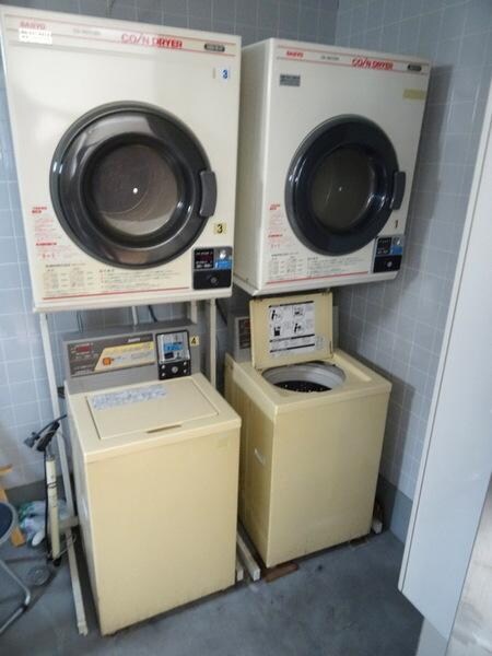 物件外観写真2　(★敷地内にランドリー★)