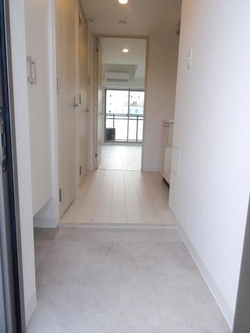 物件内観写真14　(★玄関側から見た室内★)