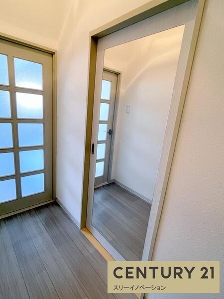 物件内観写真26　(★洋室のドアにもミラー付き★)