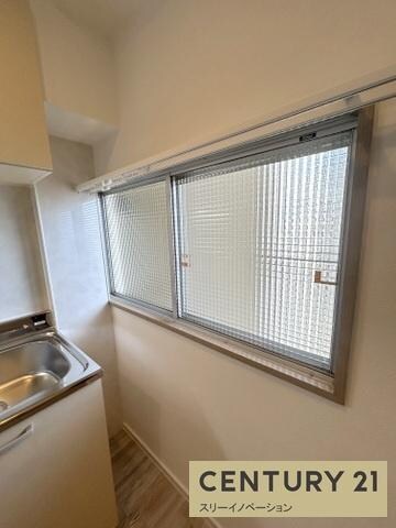 物件内観写真23　(キッチン横　窓)