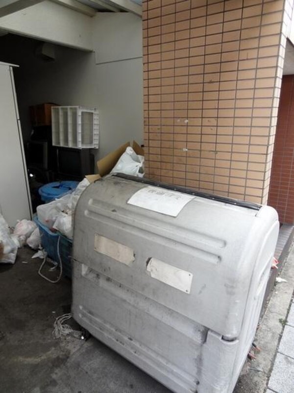 エントランス(★敷地内ゴミ置き場★)