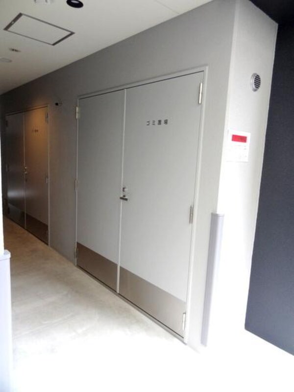 エントランス(★ゴミ置き場★)