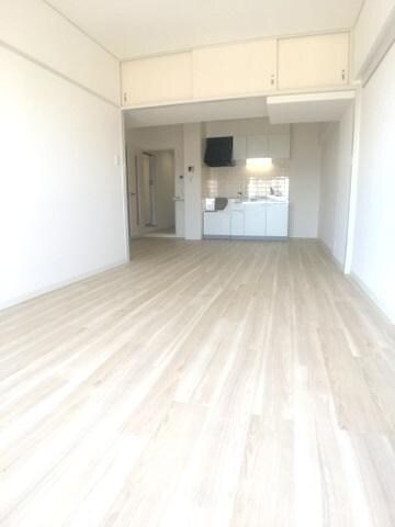 物件内観写真6　(★白が基調のリビング★)