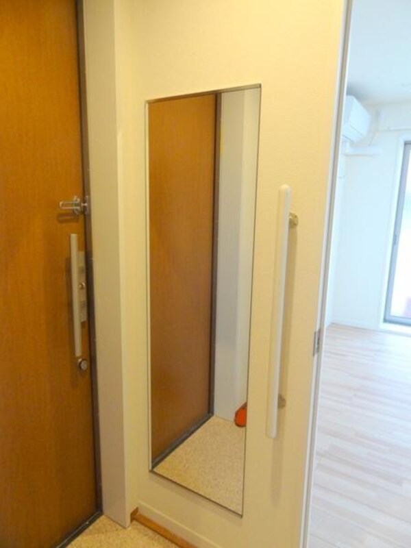 玄関(★玄関には嬉しい鏡付き★)