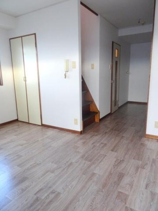 リビング(★窓が沢山あり明るいお部屋★)