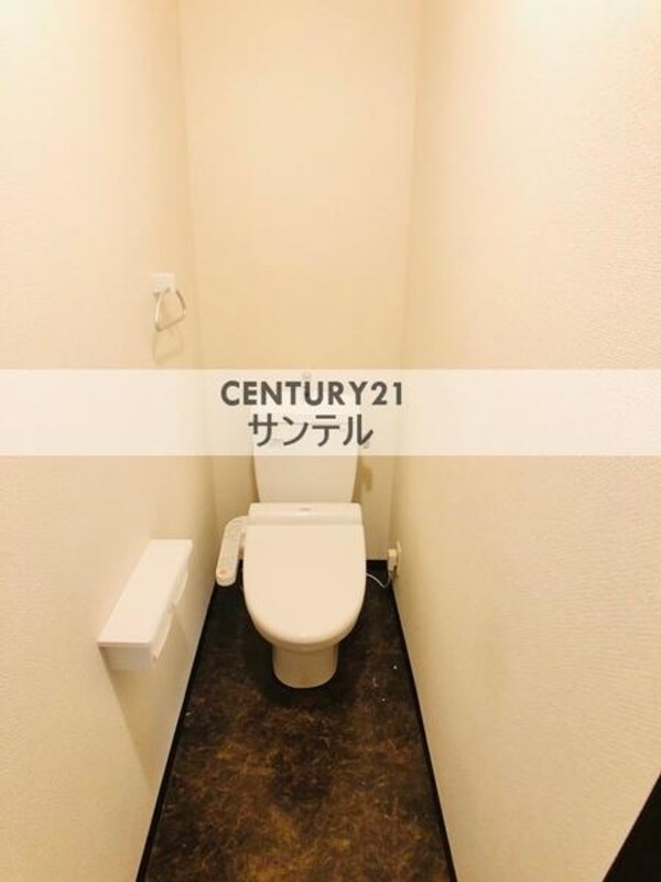 トイレ(階数により床の色が異なります。)