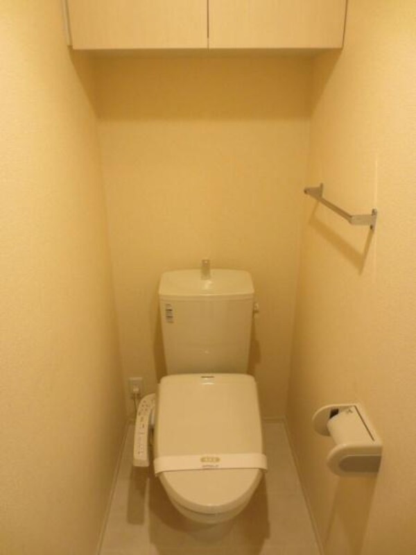 トイレ(階数によって床、建具の色が異なります。)