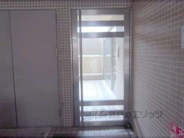 ドア(オートロックの手前に一つドアがあります。)