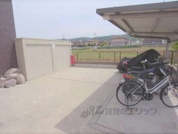 駐輪場(奥シャッターはプロパンガス設置場所)