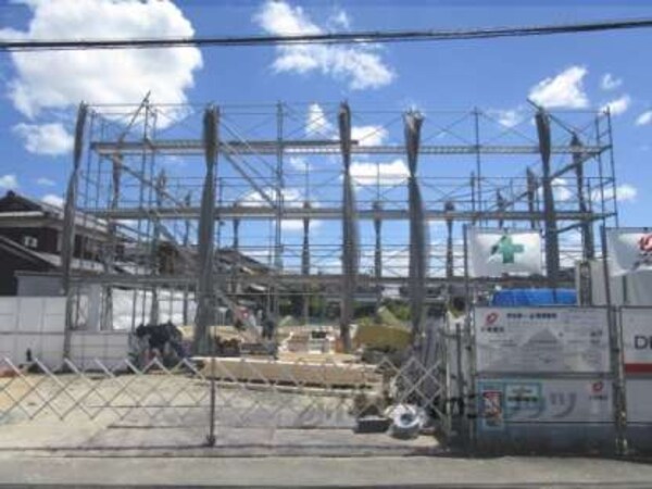 建築中