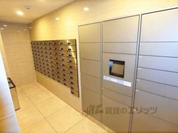 集合ポスト(手前は宅配ボックス)