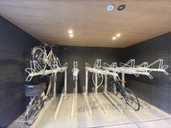 駐輪場(建築中)