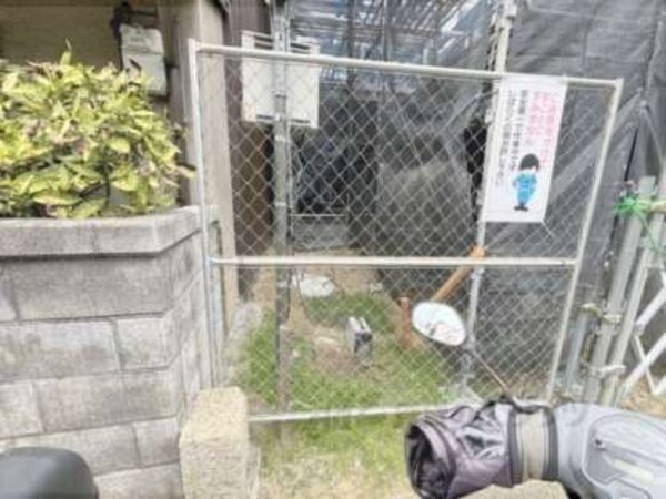 建築中