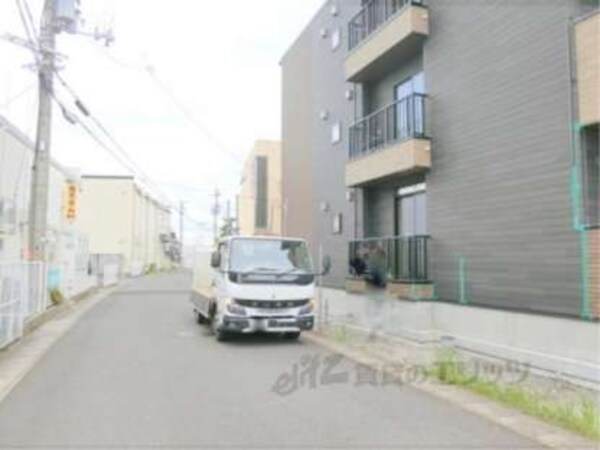 建物裏側道路