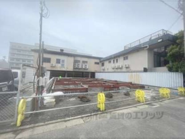 建築中