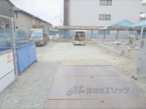 敷地入口付近