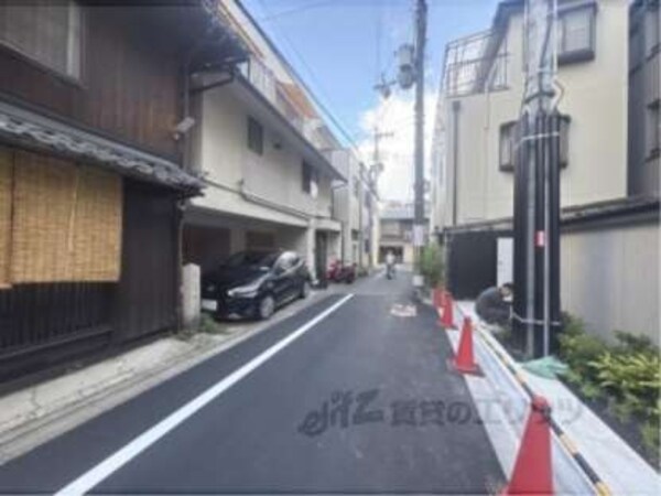 前面道路(堀川通の反対側から見たもの)