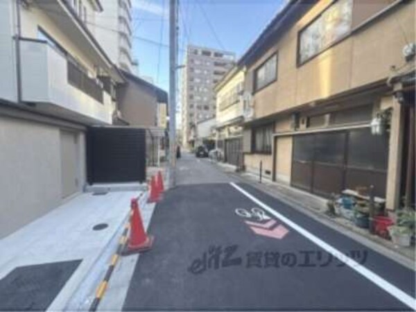 前面道路(堀川通の反対側から見たもの)