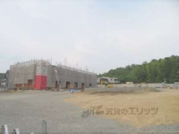 建築中