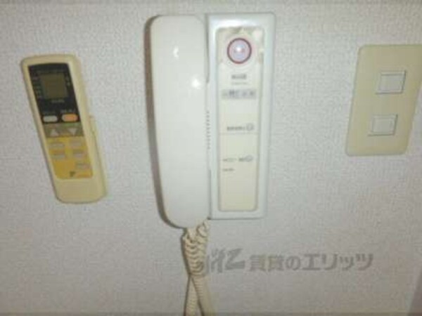 インターフォン(訪問者にはまず電話で対応できます。)