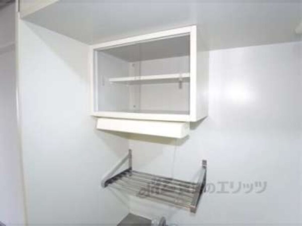 キッチン上の棚(コップや調味料置けますね)