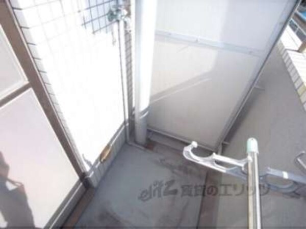 洗濯機置場(洗濯機から出したらすぐに干せますね。)