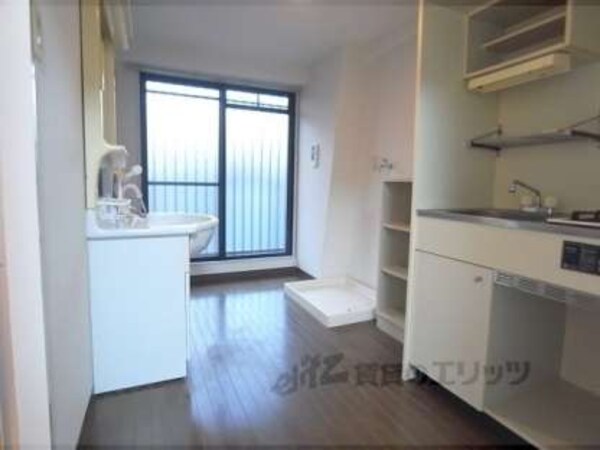 キッチン(大きな採光窓です)