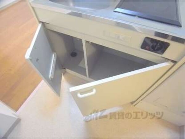 収納下部