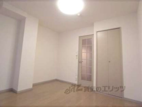 洋室(床、壁がきれいなお部屋です。)