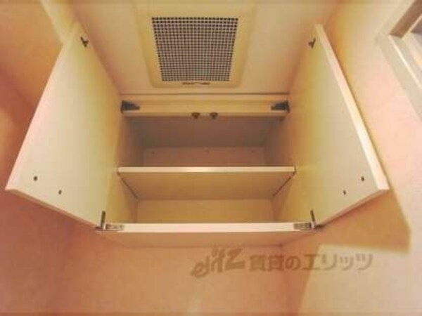 トイレ棚(トイレットペーパーなどを収納するのに便利)