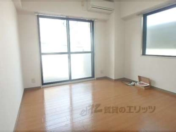 洋室(２面窓で日当り、風通し良)